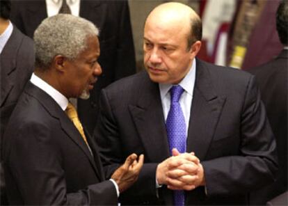 El ruso Ivanov charla con Kofi Annan antes de iniciarse la sesión del Consejo de Seguridad.