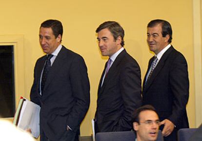 Eduardo Zaplana, Ángel Acebes y Francisco Álvarez-Cascos, ayer en La Moncloa.