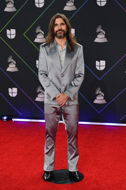 Juanes, que se hizo con uno de los galardones de la noche, optó en esta ocasión por un traje gris.