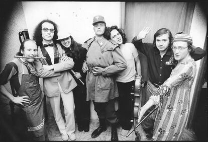 Presentació del disc a Madrid (1975). D’esquerra a dreta: Manel Joseph, Jaume Sisa, Dolors Palau, el germà d’en Manel, Jaume, de permís de la mili, Quino Béjar (bateria), José Franco (baix) i Xavier Riba.