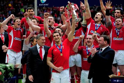 Sam Warburton levanta la copa de campeones.