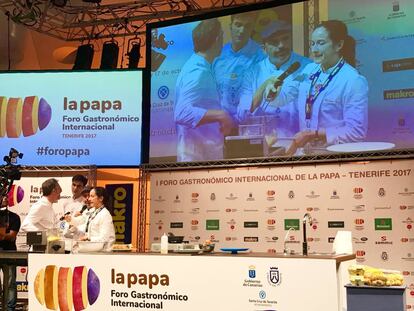 CARMEN CARRO DURANTE LA ELABORACIÓN DE SU TORTILLA / CAPEL 