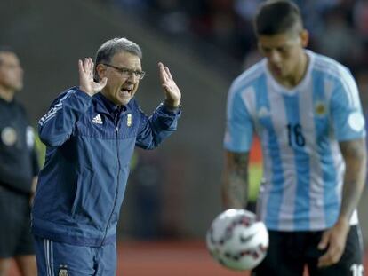 El entrenador argentino Gerardo 'Tata' Martino da instrucciones a sus jugadores.