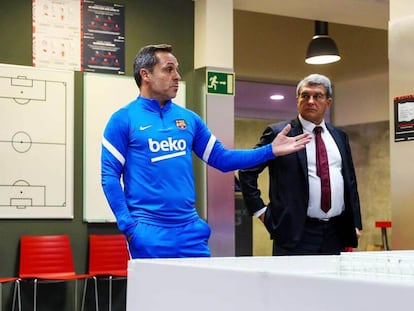 Sergi Barjuan y Laporta, este miércoles en el vestuario azulgrana, en una imagen del Barcelona.