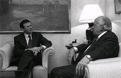 El <b></b><i>lehendakari</i> Ibarretxe y el presidente del PNV, Xabier Arzalluz, en una reunión en 1999.