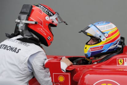 Shcumacher le pide explicaciones a Alonso al final de la calificación.
