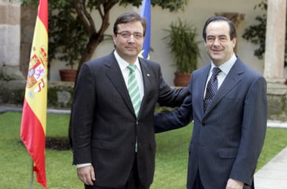 El presidente de la Junta de Extremadura, Guillermo Fernández Vara, y el del Congreso, José Bono, hoy en Mérida.