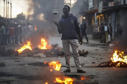 Un seguidor del partido de la oposición lanza piedras a los seguidores del actual presidente, Uhuru Kenyatta, durante una protesta en Nairobi (Kenia), el 9 de agosto.