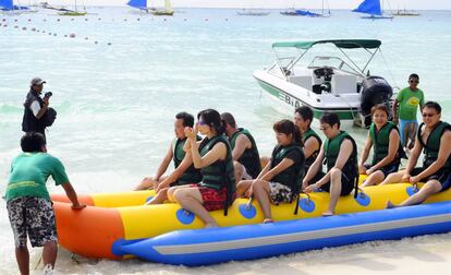 La masificación del turismo en lugares muy concretos se percibe como una de las grandes amenazas para la sostenibilidad del sector. En la foto, turistas chinos en Boracay, Filipinas.