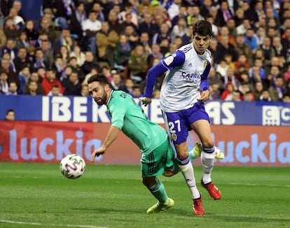 El defensa del Real Zaragoza Enrique Clemente (d) lucha con Daniel Carvajal, del Real Madrid.