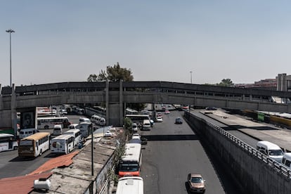 Puente peatonal que forma parte de la estación del metro Pantitlán. El derrumbe de una viga este lunes en la noche en un puente del metro de Ciudad de México dejó 25 personas fallecidas y 79 heridos.
