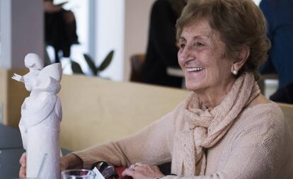 La editora Rosa Serrano durante el homenaje.