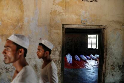 Corpos de refugiados rohingyas, que morreram quando seu barco virou ao tentar fugir de Mianmar, aguardam destino em uma madrassa de Shah Porir Dwip, em Teknaf, perto do Cox's Bazar (Bangladesh), em 9 de outubro de 2017.