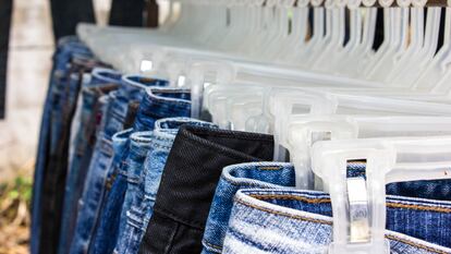 Se calcula que, en todo el proceso de producción de un pantalón vaquero, se requieren de 8.000 a 10.000 litros de agua.