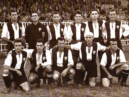 Una alineación del Alcoyano en 1947 en un partido de Copa contra el Valencia en Mestalla.