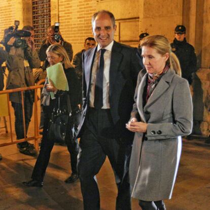 Francisco Camps y su esposa, Isabel Bas, anoche a la salida del Tribunal Superior.