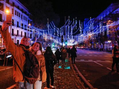 Una pareja se fotografía en la calle de Alcalá, el 26 de noviembre de 2021.