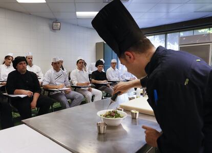 Demostración de la preparación de un plato en el aula de cocina
