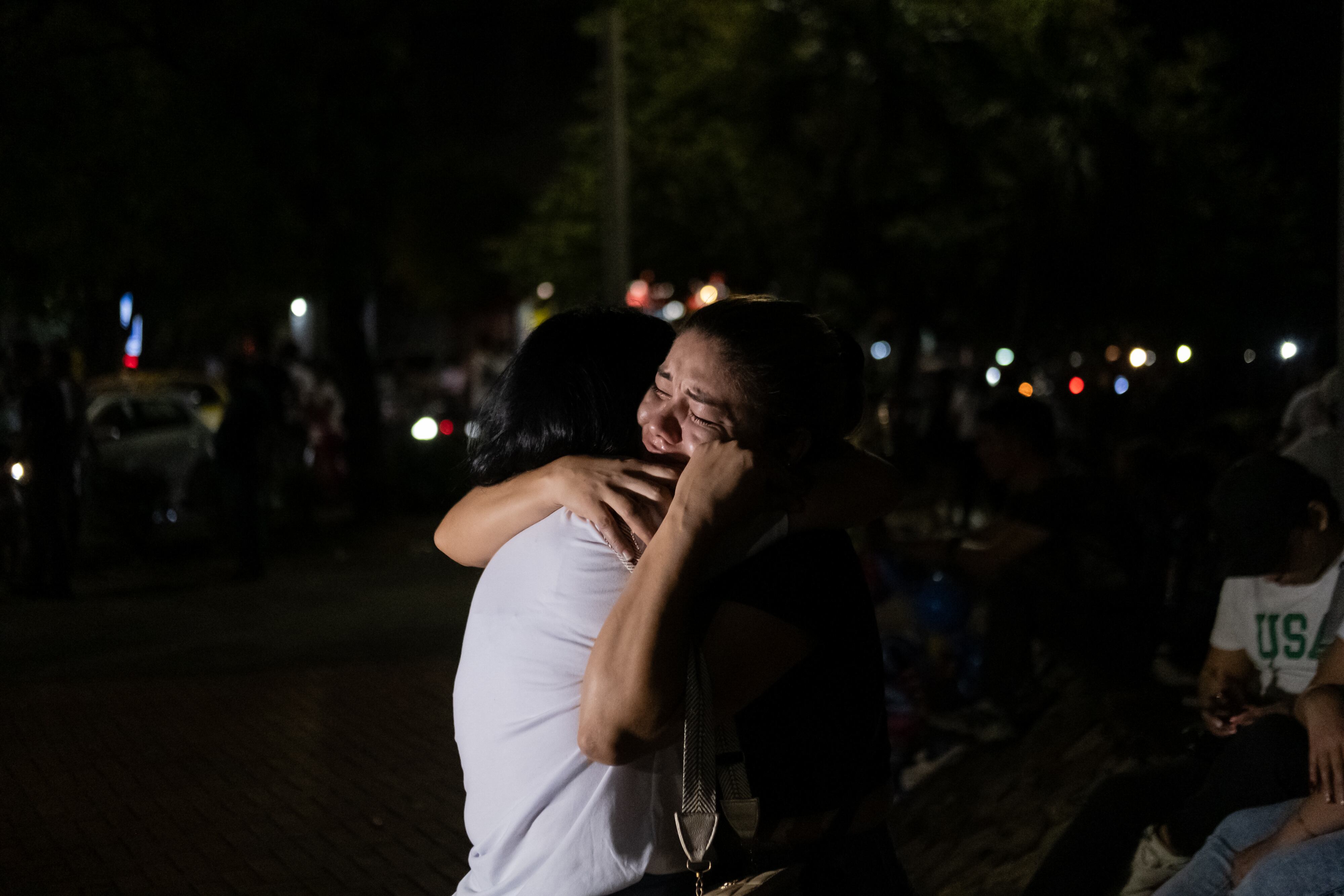 Dois venezuelanos se abraçam em Cúcuta, na noite do dia das eleições, 28 de agosto.