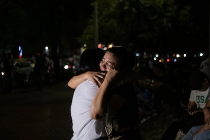 Dos venezolanos se abrazan en Cúcuta, la noche de la jornada electoral del 28 de agosto.