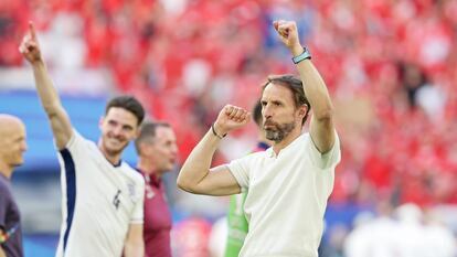 Gareth Southgate baila después de que Inglaterra eliminara a Suiza en los penaltis.