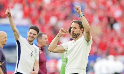 Gareth Southgate baila después de que Inglaterra eliminara a Suiza en los penaltis.