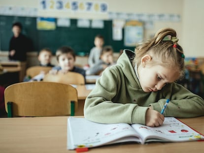 La escuela número 1 de Irpin fue destruida durante los combates, los niños y niñas de infantil acuden a la escuela número 2 para recibir clases presenciales. Los más mayores reciben clases en línea.