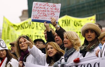 7 de enero de 2013. Miles de personas recorren  el centro de Madrid entre la plaza de Neptuno y la Puerta del Sol para protestar contra la privatización de seis hospitales y 27 centros de salud. Marea blanca contra los recortes en sanidad y la pritavización de la sanidad pública madrileña.