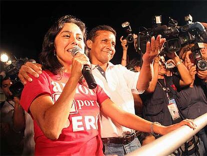 Ollanta Humala y su esposa, Nadine Heredia, saludan a un grupo de simpatizantes el domingo en Lima.