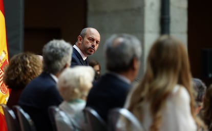 Pedro Rollán, presidente en funciones de la Comunidad de Madrid, durante su mitin en la entrega de medallas y condecoraciones en la Real Casa de Correos.