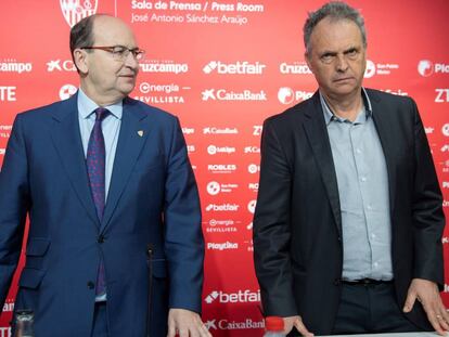 José Castro y Joaquín Caparrós, en la presentación de este último como nuevo entrenador del Sevilla. 