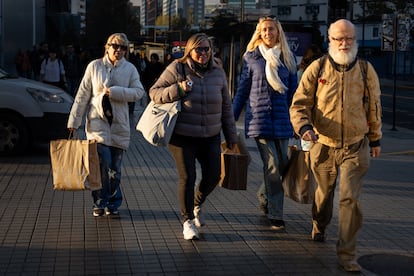 Turistas argentinos luego de realizar compras en Santiago, Chile, el 17 de Mayo de 2024.