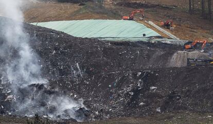 Los equipos de extinción han conseguido apagar este martes los frentes del incendio en el vertedero de Zaldibar (Bizkaia) que se derrumbó el pasado 6 de febrero, donde a lo largo del día desaparecerán por completo los focos humeantes, aunque un retén permanecerá en la zona para evitar que el fuego pueda reproducirse.