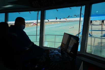 Trabajos de ampliación del canal de Suez.