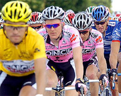 Tres corredores del ONCE, Igor González de Galdeano, Jaksche y Serrano preceden a Armstrong en la etapa de ayer.