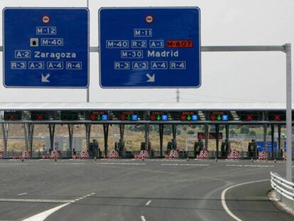 Área del pago de peaje en la autopista madrileña M-12.