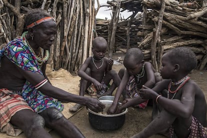 Una familia come los alimentos proporcionados por el Programa Mundial de Alimentos en Sudán del Sur. 2019. 