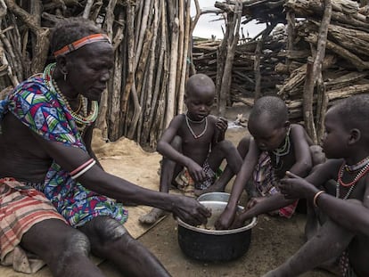 Una familia come los alimentos proporcionados por el Programa Mundial de Alimentos en Sudán del Sur. 2019. 