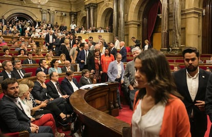 Els diputats de l'oposició, encapçalats per Inés Arrimadas (Ciutadans), abandonen el ple del Parlament en el qual es va aprovar la llei del referèndum d'independència, el passat 6 de setembre.