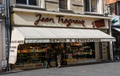 Fachada de la tienda de chocolte de Jean Trogneux en Amiens, propiedad de la familia de Brigitte.
