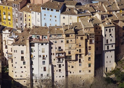 La ciudad fortificada de Cuenca, cuyo origen se remonta al siglo XV, es patrimonio mundial desde 1996. Tal vez la imagen más característica del conjunto sean las Casas Colgadas, también conocidas como Casas Voladas o Casas del Rey. Se trata de unas viviendas con unos balcones construidos sin material sólido bajo ellos. Las casas están fijadas a la pared de abajo hacia adentro por soportes diagonales para evitar el derrumbe.