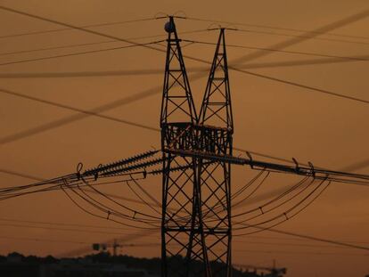 Torretas el&eacute;ctricas en el Corredor del Henares. 