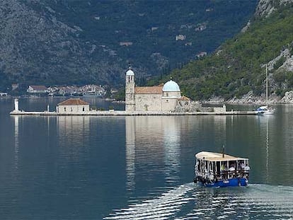 La iglesia de Nuestra Señora de las Rocas se alza en un islote en el corazón de la bahía de Kotor.