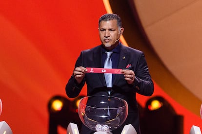 El futbolista Ali Daei participó en el sorteo de equipos del Mundial de la FIFA,  el 1 de abril en Doha (Qatar).