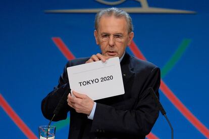 Jacques Rogge enseña el cartel del ganador, Tokio.