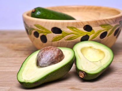 El aguacate es rico en nutrientes y puede ayudar a reducir los niveles de colesterol.