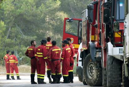 Efectivos de la Unidad Militar de Emergencia participan en las labores de extinción del incendio.