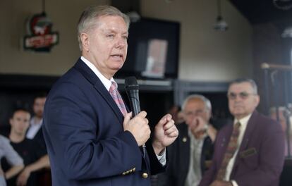 ¿Quién es? Lindsey Graham, de 59 años, es senador por el Estado de Carolina del Sur. Tras seis años en el Ejército del aire, Graham inició su carrera política como representante del Congreso de su estado en 1993. En 1995 dio el salto a la política nacional y lleva 20 años en el Capitolio: primero como representante por su Estado en la Cámara de Representantes y, desde 2003, como senador. <br/><br/> ¿Qué piensa? Su experiencia militar define sus opiniones en política exterior. En política exterior se inclina por las posiciones agresivas de los halcones. En políticas internas es un republicano pragmático. En 2012, Graham jugó un papel histórico al impulsar una reforma migratoria bipartidista.