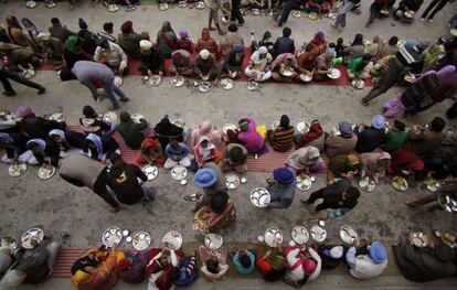 Devotos sij durante una comida comunitaria en Jammu (India).