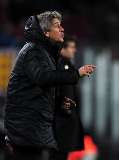 Manuel Pellegrini gesticula durante el partido.